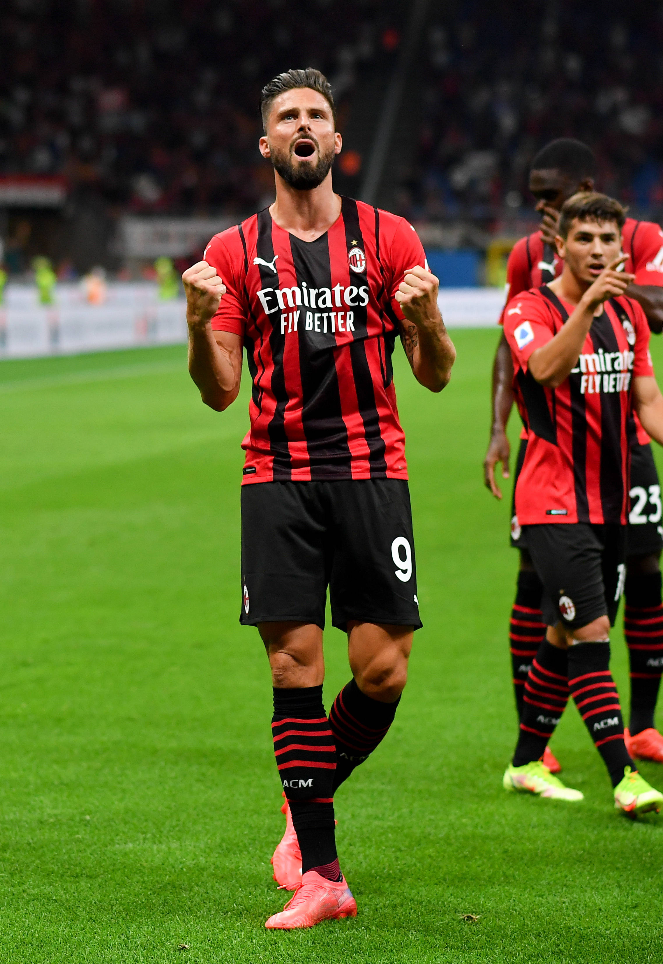 忍俊不禁！梅西、德保罗挤上印度当地小面包车，转身都费劲（笑出声！梅西与德保罗挤进印度小面包车，连转个身都费劲）