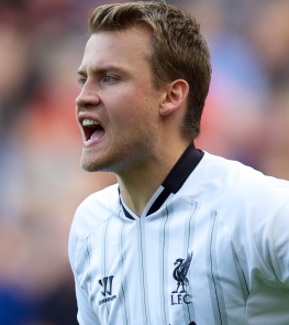 詹姆斯时隔14年再次来蓉，现场表白“我太爱成都了”，球迷冒雨齐聚万象城集体高呼“LBJ”