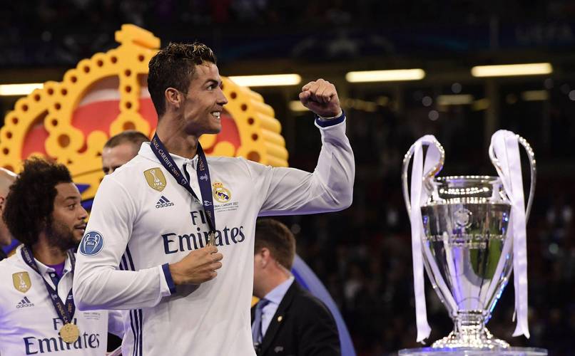 霍伊伦本赛季10场联赛制造5球，上赛季32场英超仅制造4球（霍伊伦今季联赛10战参与5次进球，上季英超32场仅4次）