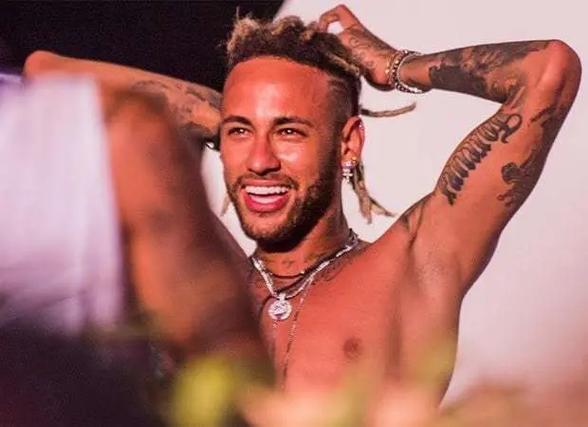 官方：加布里埃尔因伤退出巴西队，阿森纳铁卫右大腿肌肉拉伤（官方：阿森纳中卫加布里埃尔右大腿肌肉拉伤，退出本期巴西队名单）