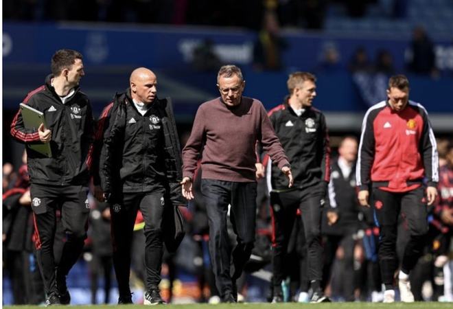 德天空：法兰克福中场乌尊肌肉受伤，预计12月欧冠踢巴萨复出（德媒天空体育：法兰克福中场乌尊肌肉受伤，预计欧冠12月战巴萨时复出）