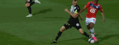 劳塔罗进球后比出A字，把进球献给受伤的前队友阿什拉夫