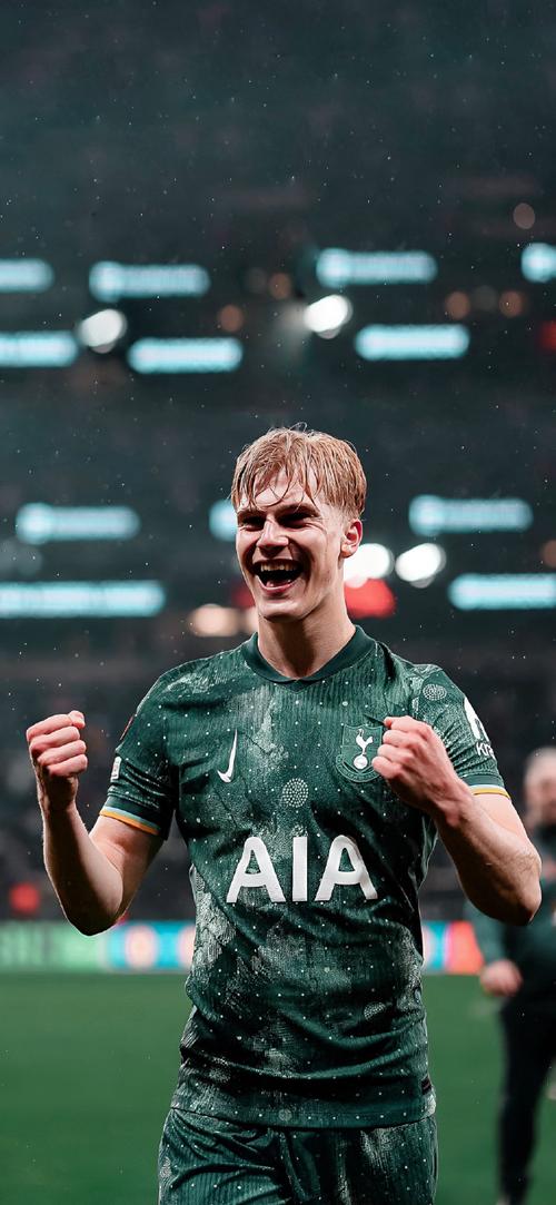 上海海港实现三连冠，申花亚军，梅州客队降级，亚冠表现不佳，山东泰山机会最大。