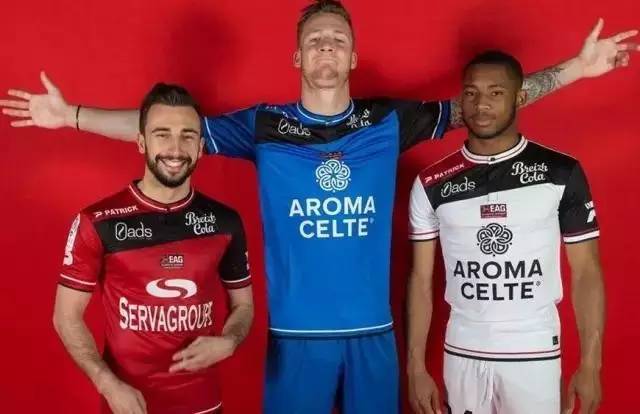 球迷沸腾：这球吹了也太离谱